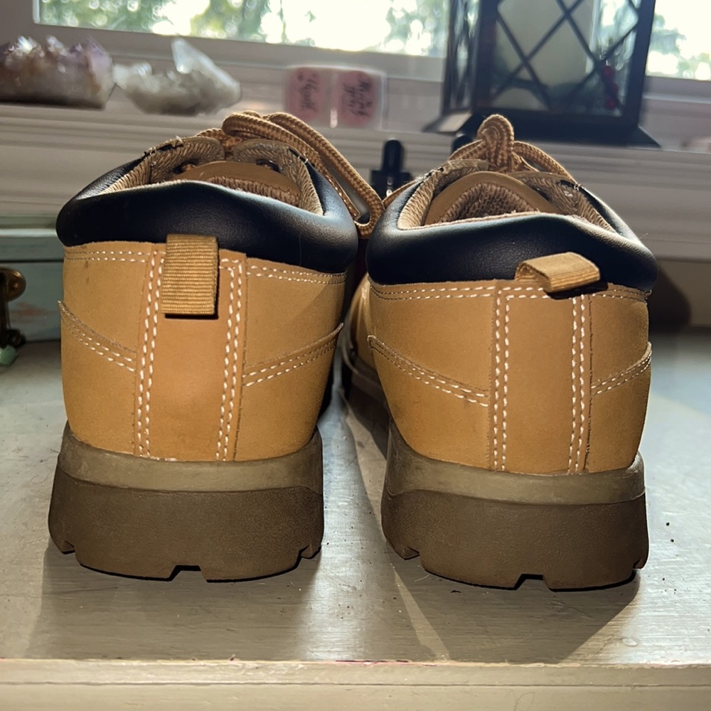 Men’s Size 8 Tan Shoes - Picture 2 of 4